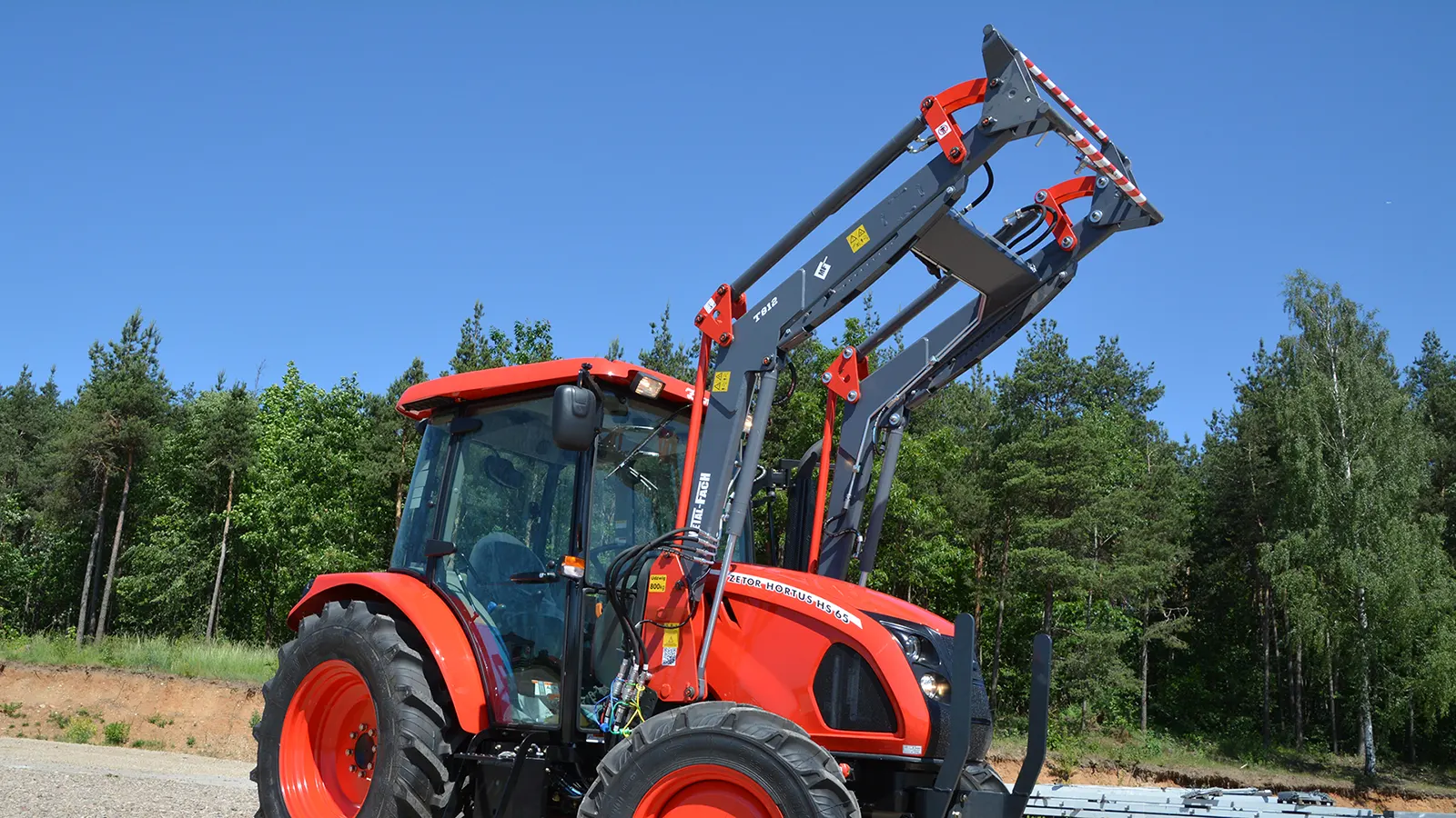 ladowacz-czolowy-t812-bok-3